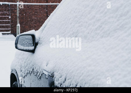 Seite Spiegel auf ein Auto mit Schnee bedeckt, selektiven Fokus Stockfoto