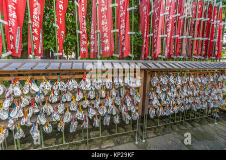 Nobori Banner und Oyster shell geschrieben Wünsche (EMA) in Inari Kakigara Daimyojin Shinto Schrein im Inneren Hasedera Tempelanlagen in Kamakura von Japan. Stockfoto