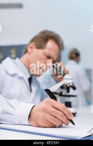 Labortechniker Notizen Stockfoto