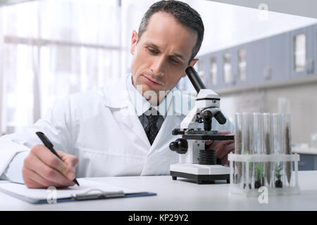 Labortechniker Notizen Stockfoto