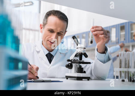 Labortechniker Notizen Stockfoto