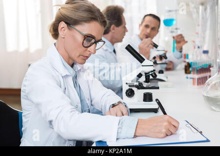 Labortechniker Notizen Stockfoto