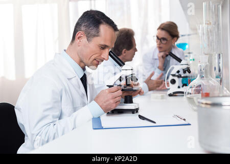 Wissenschaftler mittels Mikroskop Stockfoto