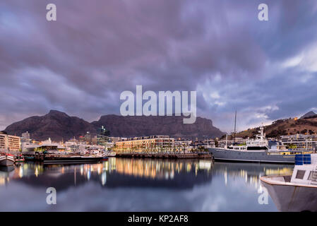 Die V&A Waterfront leuchtet die Kapstadt an einem bewölkten Abend. Stockfoto