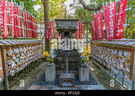 Nobori Banner und Oyster shell geschrieben Wünsche (EMA) in Inari Kakigara Daimyojin Shinto Schrein in Kamakura, Kanagawa, Japan Stockfoto