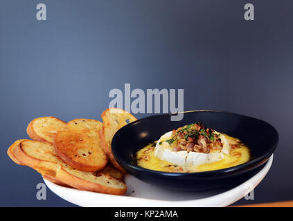 Luna's Estate Winery Küche berühmten baked Brie mit Manuka Honig und Walnüssen. Stockfoto