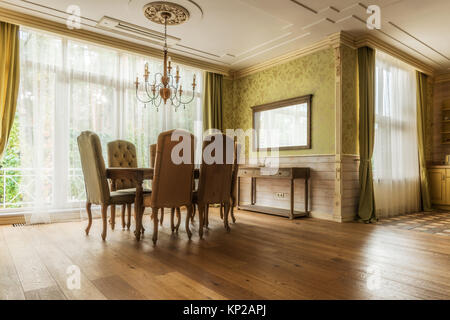 Tisch und Stühle im klassischen Interieur Stockfoto