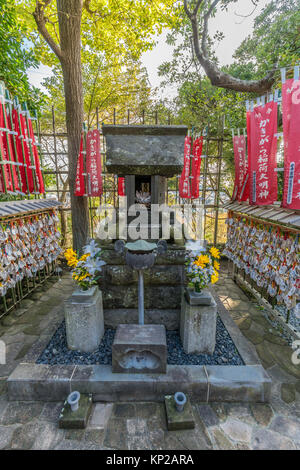 Nobori Banner und Oyster shell geschrieben Wünsche (EMA) in Inari Kakigara Daimyojin Shinto Schrein an Hasedera Tempel in Kamakura, Kanagawa, Japan. Stockfoto