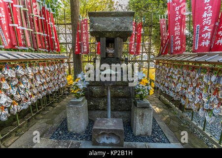 Nobori Banner und Oyster shell geschrieben Wünsche (EMA) in Inari Kakigara Daimyojin Shinto Schrein an Hasedera Tempel in Kamakura, Kanagawa, Japan. Stockfoto