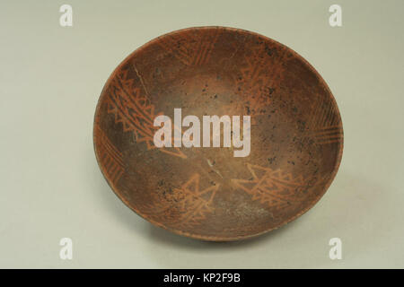 Keramikschale mit geometrischen Mustern, die künstlerisches Design, traditionelle Handwerkskunst und dekorative Motive von historischem Geschirr veranschaulicht. Stockfoto