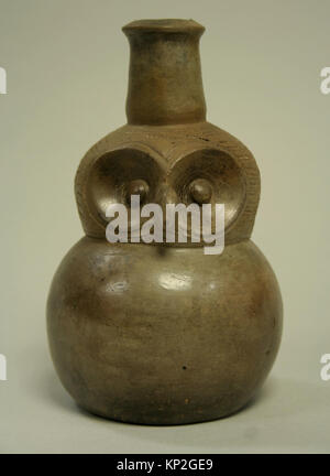 Eine keramische Flasche in Form einer Eule aus dem Metropolitan Museum of Art, Katalognummer 67.239.9, mit skulpturalen Details, die die Form der Eule darstellen und historisch als Behälter verwendet werden. Stockfoto