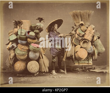 - Japanischer Mann posiert mit Körben, Besen und Staubwedel-MET DP 155582 288534 Stockfoto