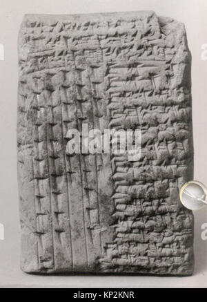 Diese neo-babylonische Keilschrifttafel, datiert um 626–605 v. Chr., dokumentiert die Lieferung von Tieren für Opfergaben im Ebabbar-Tempel in Sippar. Aus Lehm gefertigt, spiegelt er die damalige Verwaltungspraxis wider. Stockfoto
