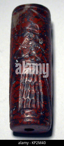 Dieses Zylindersiegel zeigt eine Gottheit, die eine fließende Vase neben einem greifdämon hält, mit einem modernen Eindruck, der das geschnitzte Design im Detail zeigt. Es zeigt die antike mesopotamische symbolische und künstlerische Darstellung. Stockfoto