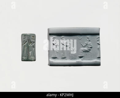 Dieses MET-Zylindersiegel (DP222641 324867) und sein moderner Eindruck zeigen einen Anbeter, der vor einem sitzenden Gott einen Trankopfer gießt, und veranschaulichen religiöse Praktiken und künstlerische Gestaltung im antiken Mesopotamien. Stockfoto