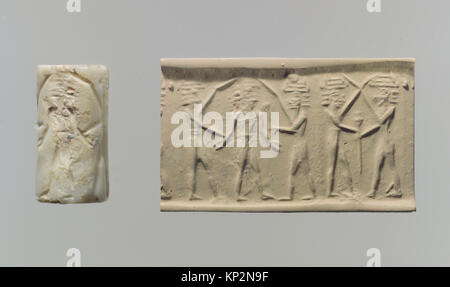 Eine akkadische Zylinderdichtung aus der Zeit um 2350–2150 v. Chr., aus Shell. Das Siegel zeigt zwei Gruppen kämpfender Götter, die alle gehörnte Kopfbedeckungen tragen. Eine Gruppe besteht aus zwei Gottheiten, die einen dritten flankieren und die Arme mit den Handflächen nach unten halten. Die angreifenden Götter greifen den Kopfschmuck der zentralen Gottheit, während der Gott rechts ihn mit einer Keule schlägt. Der moderne Eindruck offenbart die detailreiche Szene. Stockfoto