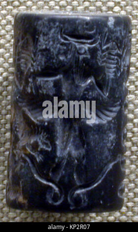 Ein Zylindersiegel und ein moderner Eindruck aus der MET-Sammlung, der einen Schlangengott und Götter mit Händen und Füßen in Tierformen zeigt und antike mesopotamische religiöse Motive veranschaulicht. Stockfoto