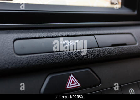 Beifahrerairbag licht Signal im Auto. Stockfoto