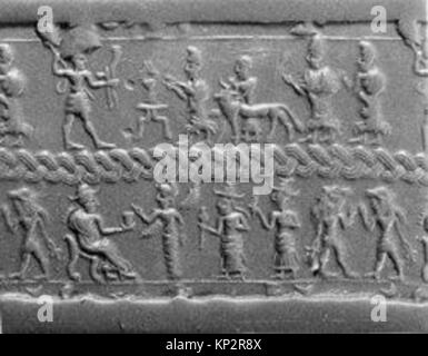 Das antike Zylindersiegel zeigt königliche Figuren, die sich einem Wettergott nähern, mit geschnitzten Symbolen und einem modernen Eindruck zum Studium. Stockfoto