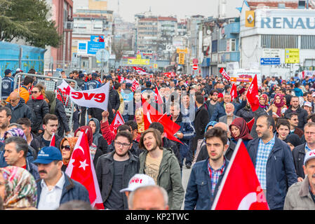 AKP (Partei für Gerechtigkeit und Entwicklung) Unterstützer shout Slogans und Wave party Flaggen während eines ja Volksentscheid, plebiszit Kundgebung in Istanbul, Yenik Stockfoto