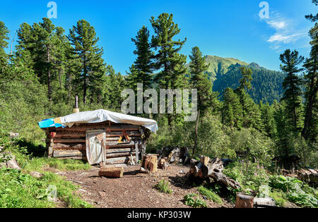 Hütte in Berg Taiga. Juli. Osten Sayan. Russland Stockfoto