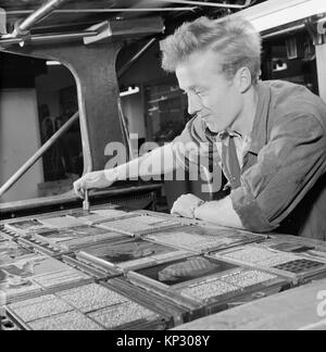 Männliche Arbeitnehmer drucken Arbeiten mit Druckmaschine typeset, Helsinki, Finnland, 1957 Stockfoto