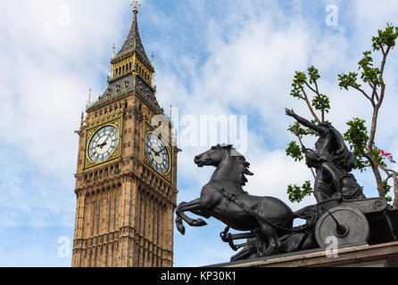 London, England Skyline, Boadicea chariot Pferd treten Big Ben Clock Tower Stockfoto