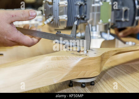 Messen Sie den Durchmesser der Bohrung eine hölzerne Propeller durch eine Schieblehre, Bremssattel Stockfoto