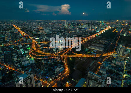 Schöne Stadtbild einer Metropole bei Nacht aus der Höhe, Thailand - Bangkok Stockfoto