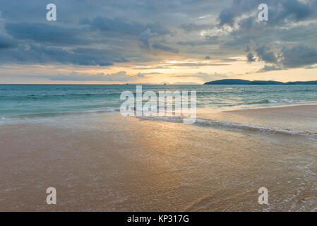 Urlaub am Meer in Thailand - wunderschönen Sonnenuntergang über dem Meer mit Bergen am Horizont Stockfoto