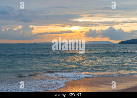 Herrliche Meer Sonnenuntergang in orangen Tönen an der Küste von Thailand Stockfoto