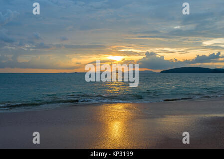 Herrliche Meer Sonnenuntergang in orangen Tönen an der Küste von Thailand Stockfoto