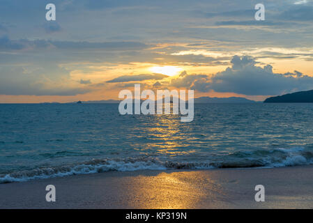 Sauber, schönes Meer in den Strahlen der untergehenden Sonne mit Berge am Horizont, schöne Landschaft Stockfoto
