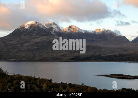 Die torridon Berge (von Links nach Rechts) Beinn Alligin (jewelled Berg), Beinn Dearg (Roter Berg) und Liathach (Die graue) im oberen Loch Torrido Stockfoto