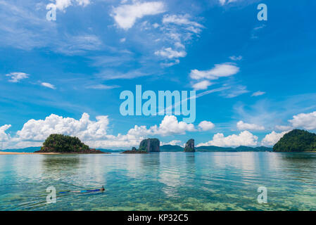 Ein einsamer Tourist ist in Schnorcheln in der Andaman See in Thailand engagiert Stockfoto