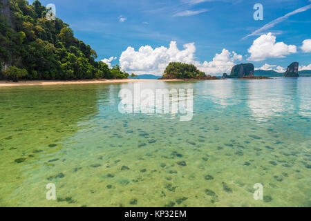 Blick auf unbewohnten Inseln vom Flachwasser, Andaman Meer, Krabi Resort in Thailand Stockfoto
