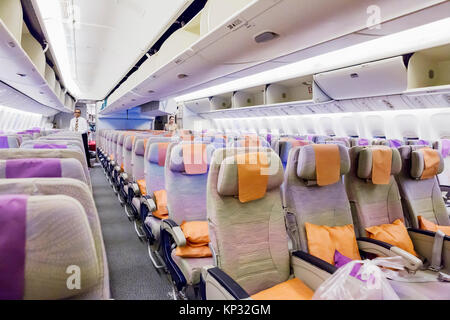 DUBAI, Emirate - März 14, 2016: Boeing 777 EMIRATES, Innenraum Economy Class mit TV Touchscreen im Emirates Airlines in Dubai Airport. Stockfoto