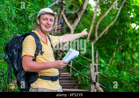 Touristen mit einem Rucksack in der asiatischen Dschungel in die Wanderung zeigt die Richtung der Route Stockfoto