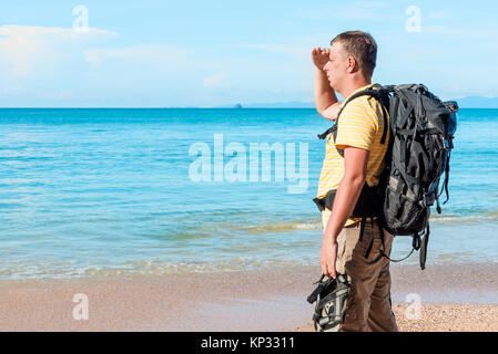 Mann Tourist im Urlaub auf einer Wanderung genießt das Meer Stockfoto