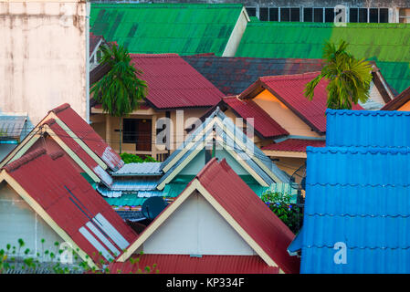 Die Dächer der Häuser in der Stadt in der Nähe von Stockfoto