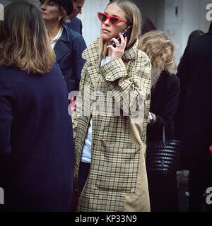 PARIS - 28. September 2017 Frau auf der Straße während der Paris Fashion Week Stockfoto