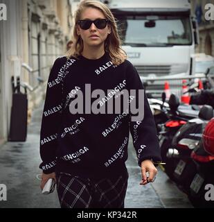 PARIS - 28. September 2017 Frau auf der Straße während der Paris Fashion Week Stockfoto