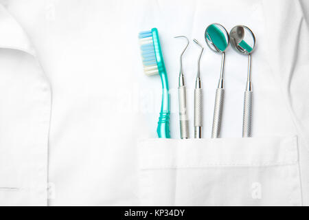 Weiße Zahnarzt Tasche mit Zahnbürste und abgewinkelten Spiegel Stockfoto