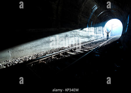 Ausfahrt aus dunkel - Licht am Ende des Tunnels Stockfoto