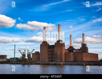 Historische Aufnahme der stillgelegten Kohlekraftwerk Battersea Power Station, am Südufer der Themse in South West London, England als v Stockfoto