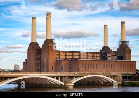 Historische Aufnahme der stillgelegten Kohlekraftwerk Battersea Power Station, am Südufer der Themse in South West London, England befindet und Stockfoto