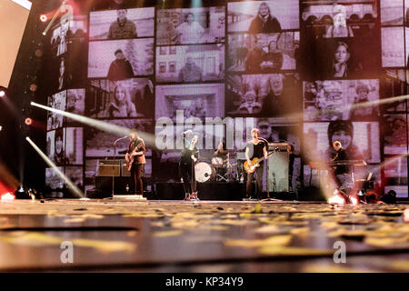 Die deutsche Rockband Silbermond führt ein Live Konzert in der Energy Star-Nacht 2015 im Hallenstadion in Zürich. Hier Sängerin Stefanie Kloß wird gesehen, live auf der Bühne. Schweiz, 13/11 2015. Stockfoto