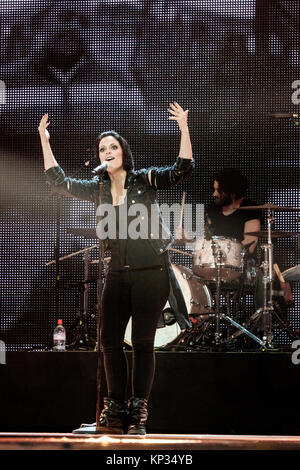 Die deutsche Rockband Silbermond führt ein Live Konzert in der Energy Star-Nacht 2015 im Hallenstadion in Zürich. Hier Sängerin Stefanie Kloß wird gesehen, live auf der Bühne. Schweiz, 13/11 2015. Stockfoto