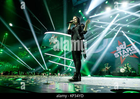 Die deutsche Rockband Silbermond führt ein Live Konzert in der Energy Star-Nacht 2015 im Hallenstadion in Zürich. Hier Sängerin Stefanie Kloß wird gesehen, live auf der Bühne. Schweiz, 13/11 2015. Stockfoto