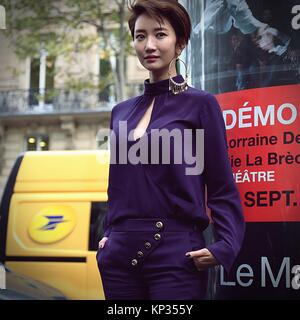 PARIS - 28. September 2017 Frau auf der Straße während der Paris Fashion Week Stockfoto